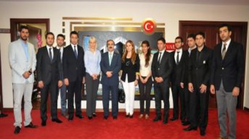 Vali Coş'tan AK Partili Gen&ccedil;lere: Adana'ya Katkı Sağlayacak Projeler &Uuml;retin