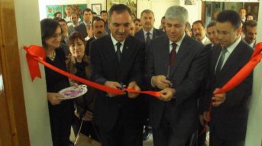 Tarım Ve Insan Konulu Resimler Sergileniyor