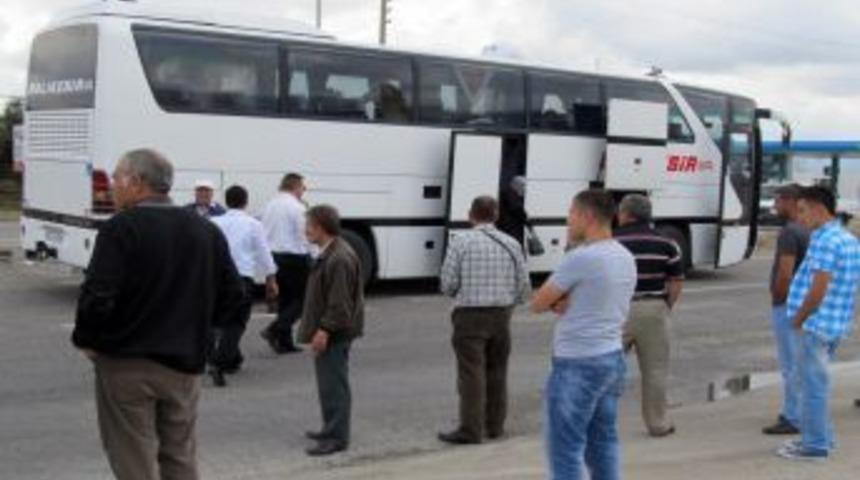 Kamyonun &Uuml;zerindeki Demir &Ccedil;ubuklar Elektrik Tellerini Yerinden S&ouml;kt&uuml;