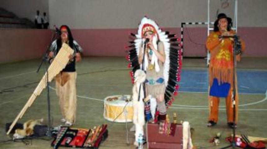 Kızılderili Grup Salihli'de Konser Verdi