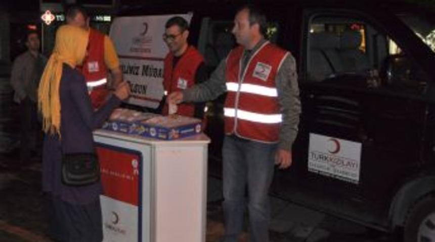 Kızılay D&uuml;zce Şubesi Regaip Kandili'nde Lokum Dağıttı