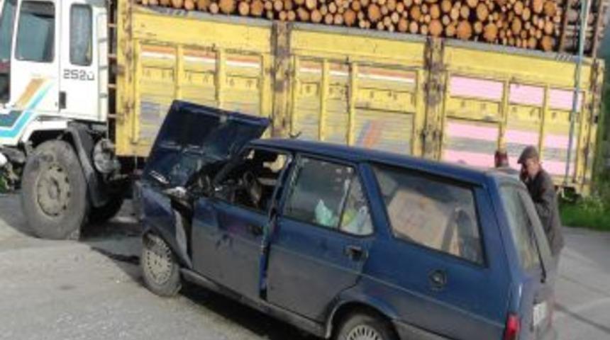 Odun Y&uuml;kl&uuml; Kamyon Otomobille &Ccedil;arpıştı: 4 Yaralı