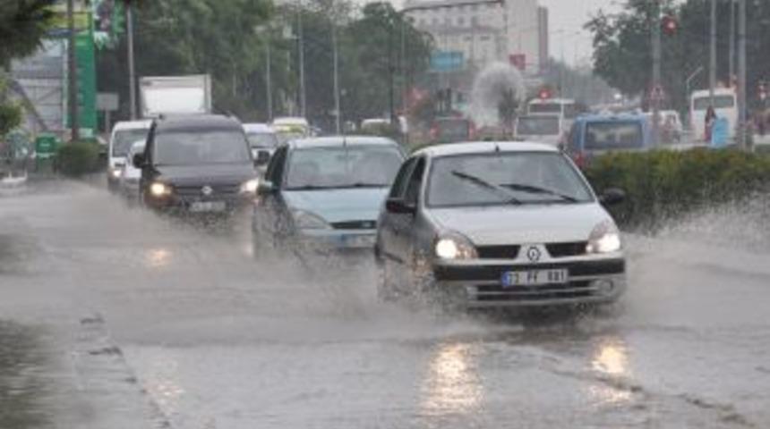 Edirne'de Yağmur Cadde Ve Sokakları G&ouml;le &Ccedil;evirdi