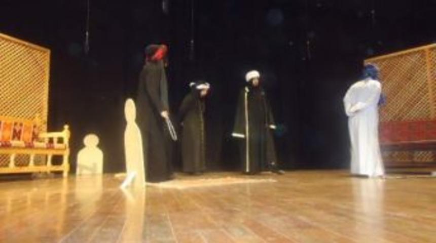 D&uuml;'de 'g&ouml;kteki Yıldızlar' Adlı Tiyatro G&ouml;sterisi