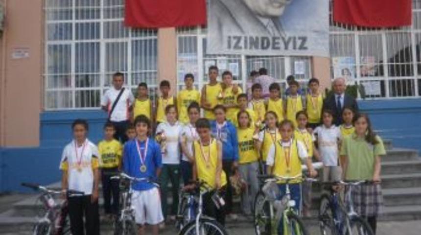 Taytan İlk&ouml;ğretim Okulu T&uuml;m &Ouml;d&uuml;lleri Topladı