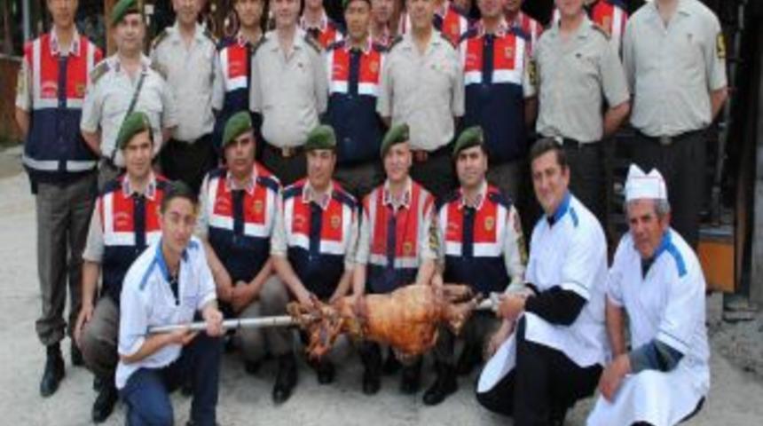 Uludağ'da Mehmet&ccedil;ik Başarısını Kuzu &Ccedil;evirmeyle Kutladı