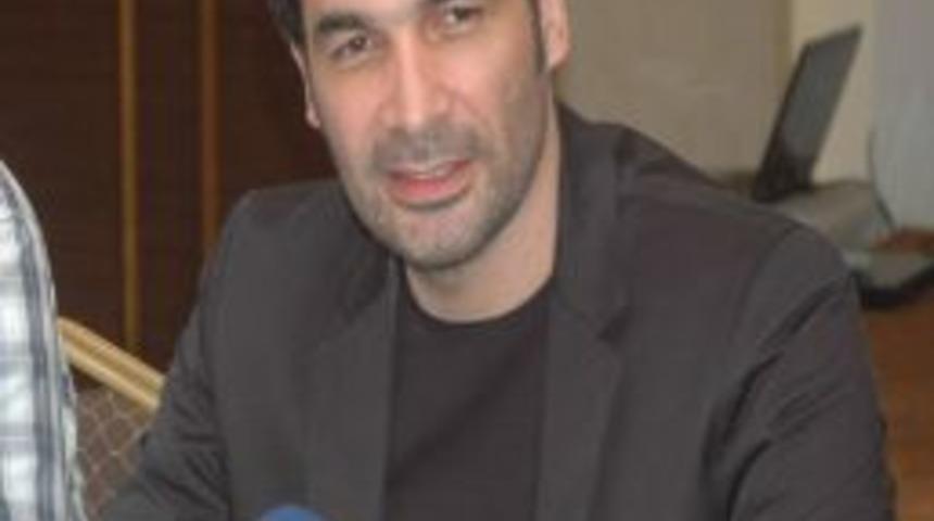 Uğur Işılak Necip Fazıl Kısak&uuml;rek'in Şiirlerini Besteledi