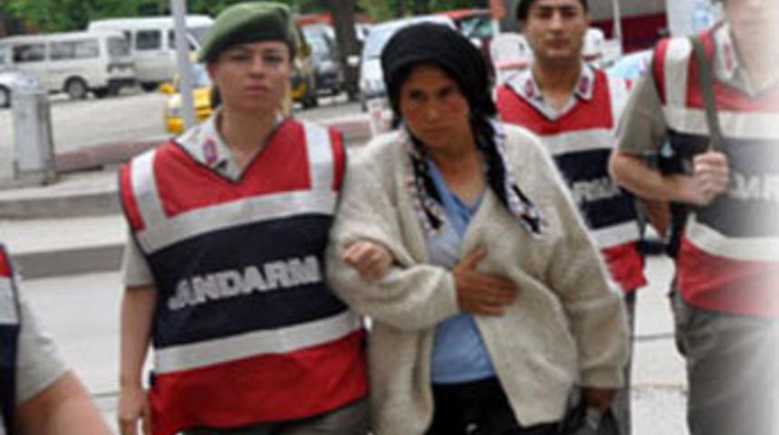 10 günlük bebeğini boğdu