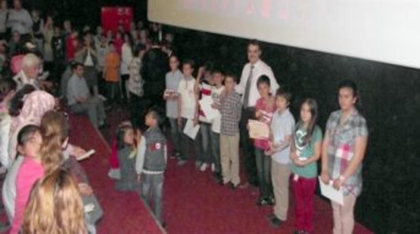 Kocaeli'nde Başarılı Öğrenciler Ödüllendirildi