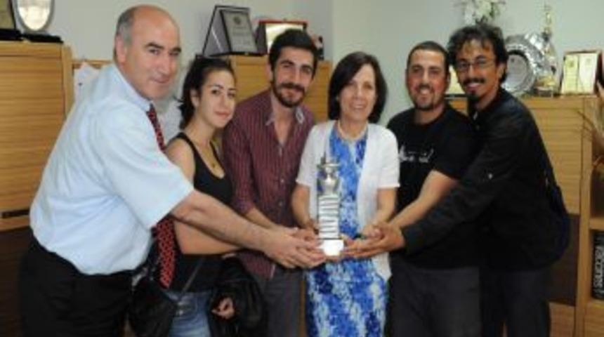 A&uuml; Oyunevi Tiyatro Topluluğu'na En İyi Kareografi &Ouml;d&uuml;l&uuml;