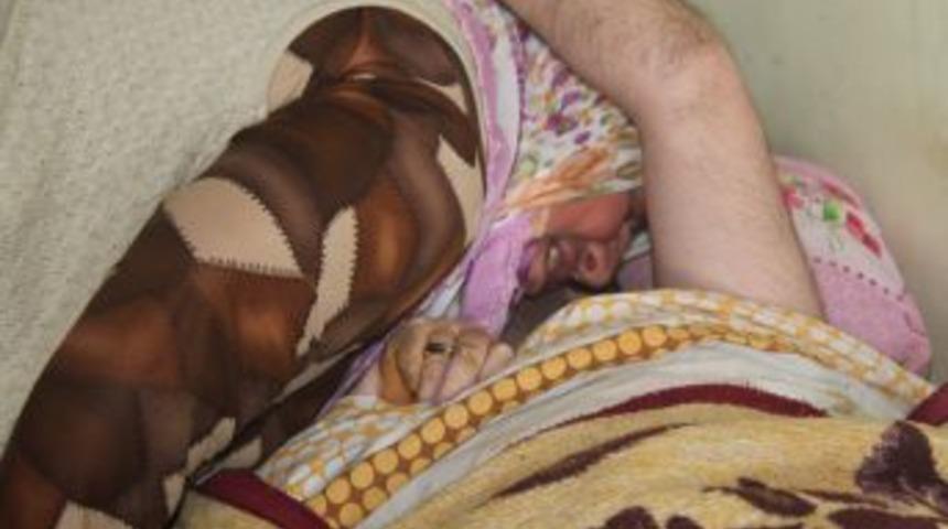 3 Yıldır Yatağa Bağlı Olan &Uuml;vey Oğluna Bakıyor