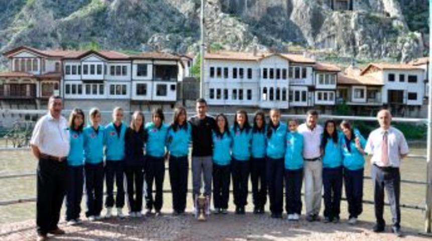 Amasya Yeşilırmak İlk&ouml;ğretim Okulu Kız Futbol Takımı T&uuml;rkiye Şampiyonu Oldu