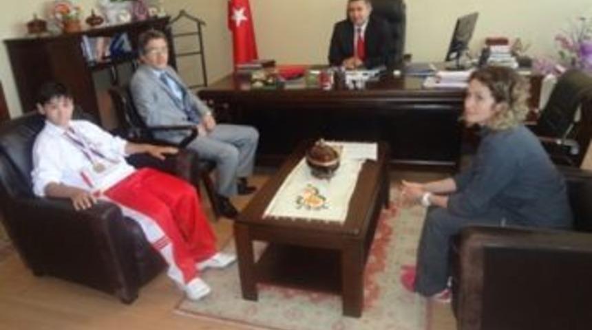 Kaymakam &Uuml;naldı, şampiyonu kabul etti