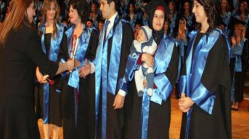 3 Aylık Bebeğiyle Diploma Sevincini Yaşadı