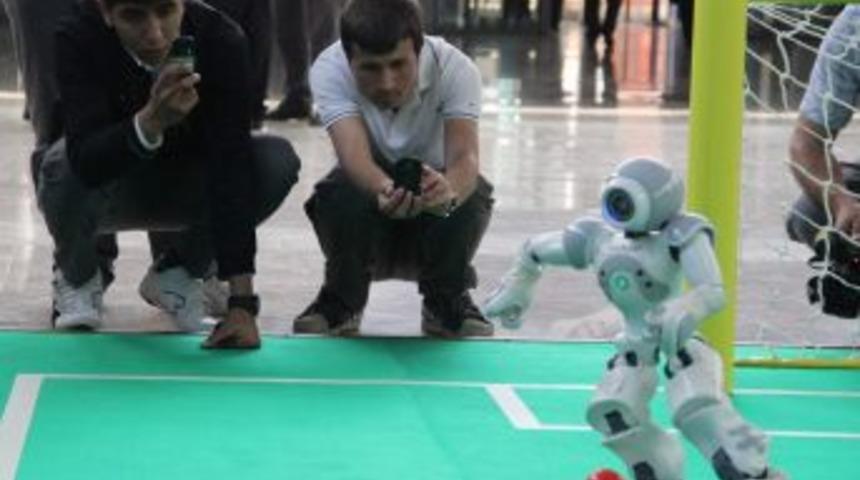 Bu Robotlar Futbol Oynuyor