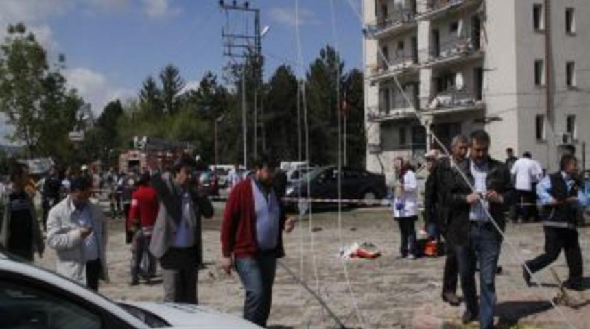 Ter&ouml;ristler, Yakalanacaklarını Anlayınca Il&ccedil;e Emniyete Saldırdı