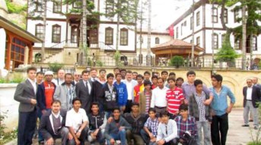 AK Partili G&uuml;lşen: D&uuml;nyaya A&ccedil;ılan T&uuml;rk Kolejleriyle Gurur Duyuyoruz