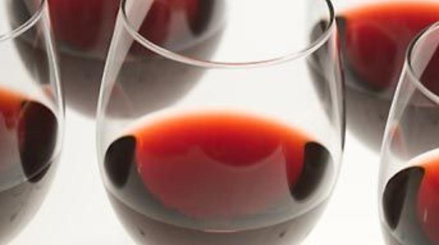 "G&uuml;nde yarım kadeh şarap erkeklerin &ouml;mr&uuml;n&uuml; 5 yıl uzatabilir"