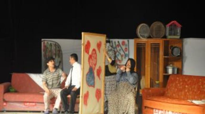 İlk&ouml;ğretim Okulu &Ouml;ğretmenlerinin Tiyatro G&ouml;sterisi Ilgiyle Izlendi