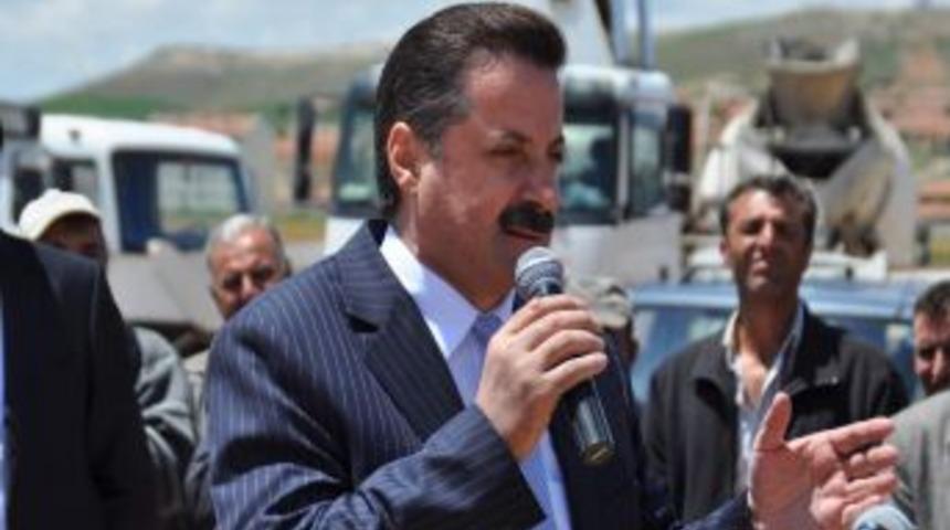 Bakan &Ccedil;elik: Eline Kalem Yerine Silah Alıp, Polise, Askere Silah Sıkıyor