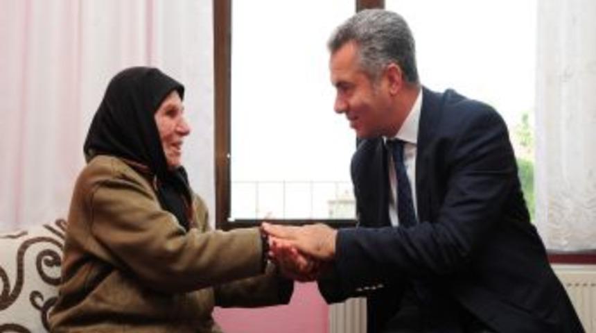 Başkan Uzun'dan 100 Yaşındaki Nafiye Nineye Doğum G&uuml;n&uuml; Ziyareti