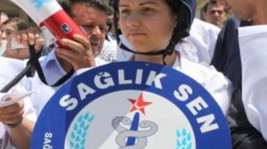 Sağlık&ccedil;ılardan Şiddete Karşı Kasklı Eylem