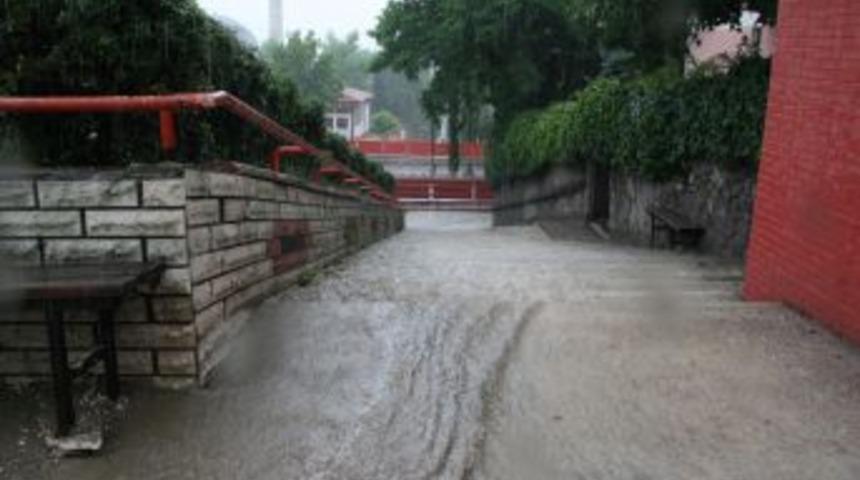 Sağanak Yağış Edirne Sokaklarını Dereye Çevirdi