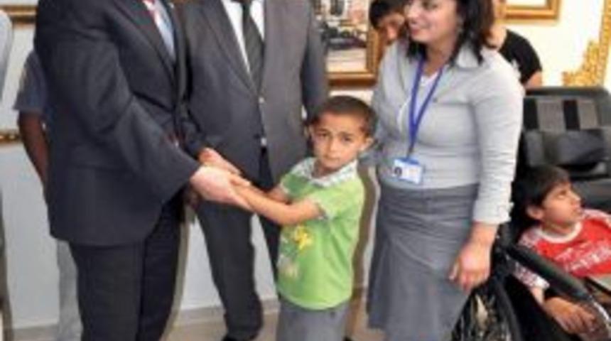 Akçakale Kaymakamlığı Tekerlekli Sandalye Dağıttı