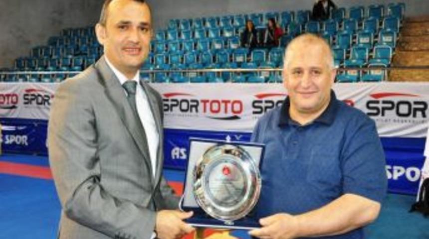 D&uuml;zce Karate Şampiyonasına Ev Sahipliği Yapıyor