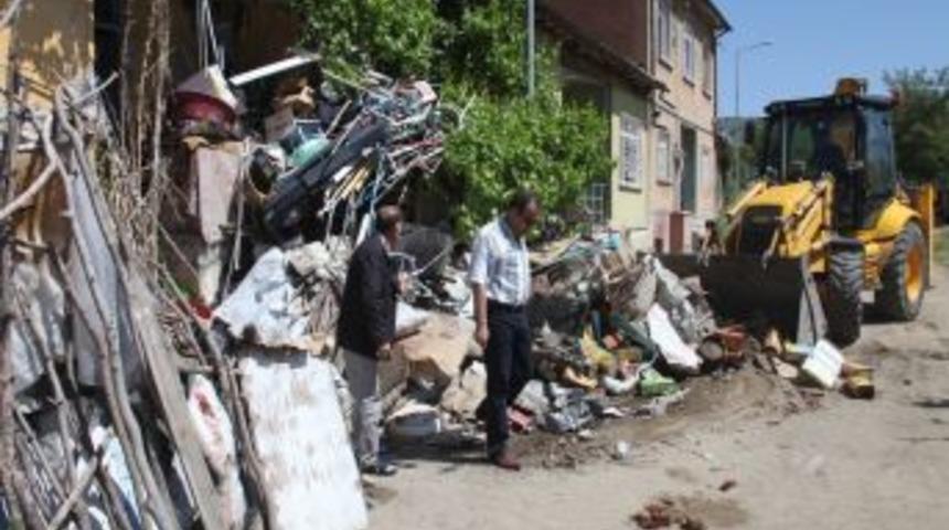 Elazığ 'da Zabıta &Ccedil;&ouml;p Evi Boşalttı