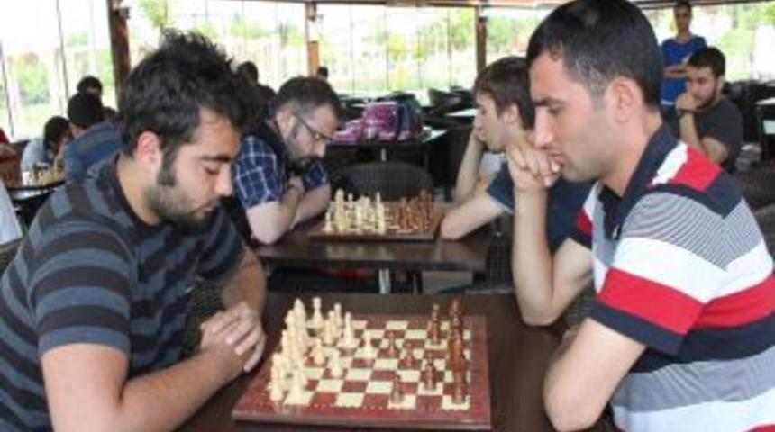Fırat &Uuml;niversitesi Satran&ccedil;-Bilardo Kul&uuml;b&uuml;'nden Turnuva