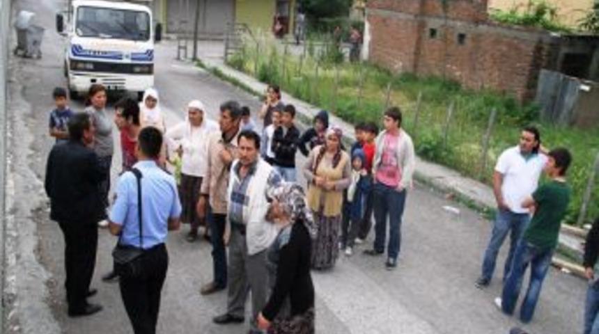 İlkadım Zabıtası Tren Yoluna Yapılan Merdivenleri Yıktı
