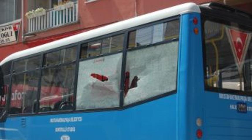 Kep&ccedil;e Taşıyan Tır Otob&uuml;s&uuml;n Camlarını Kırdı