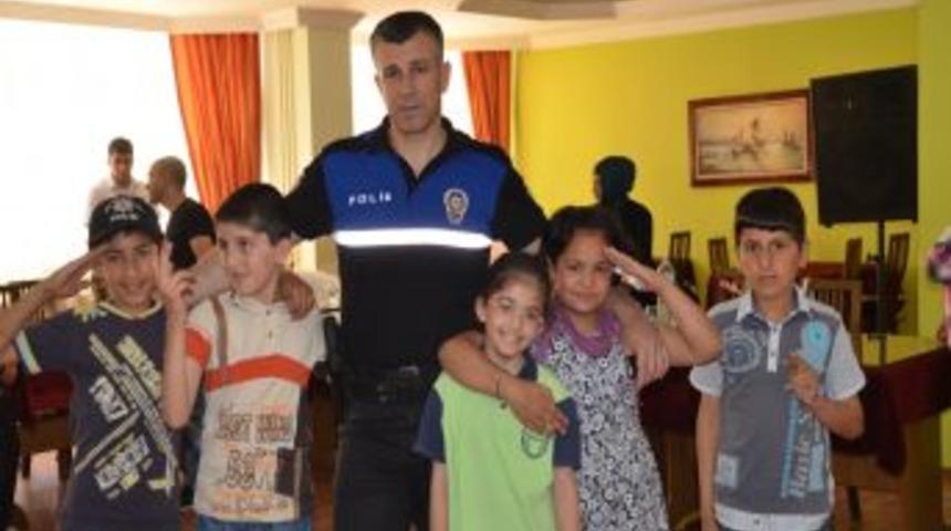 Polis Memurları Engelli &Ouml;ğrencilerle Kahvaltıda Buluştu