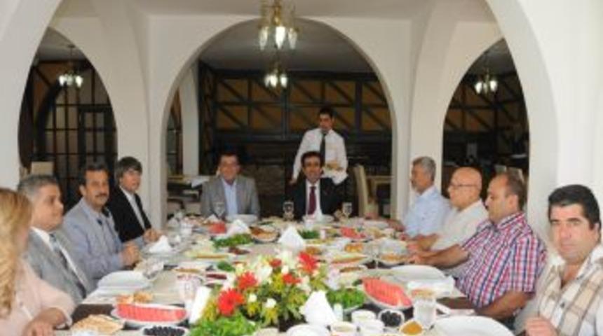 Vali G&uuml;zeloğlu Gazetecilerle Bir Araya Geldi