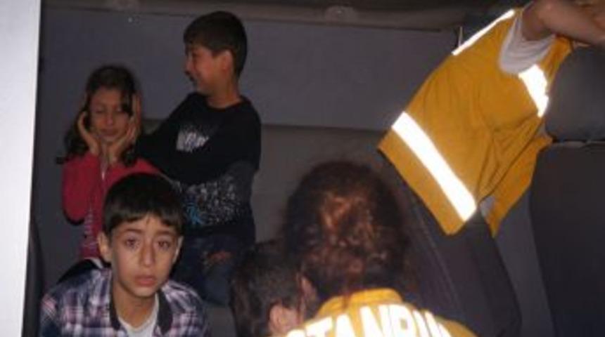 Ey&uuml;p'te Kaza: Ara&ccedil;ta Sıkışan Kadın G&uuml;&ccedil;l&uuml;kle Kurtarıldı