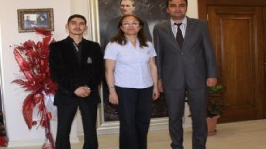 Ne&uuml; &Ouml;ğrenci Konseyi Başkanı Ve &Ccedil;evre El&ccedil;ileri Kul&uuml;b&uuml;nden Rekt&ouml;r Kılı&ccedil;'a Ziyaret