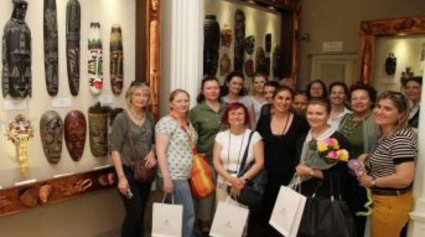 The International Women  Association Of İzmir &Uuml;yeleri İzmir Mask M&uuml;zesine Hayran Kaldı