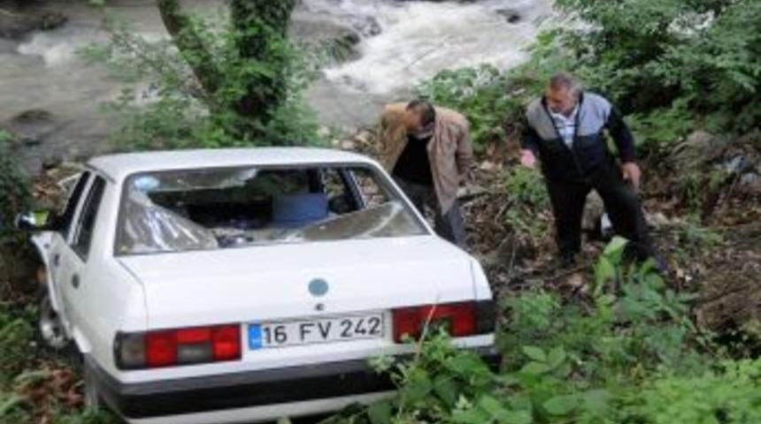 K&ouml;y&uuml; Soyan Hırsızlar &Ccedil;aldıkları Otomobille Dereye U&ccedil;tu