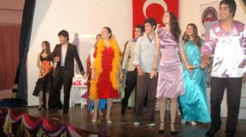 'hisseli Harikalar Kumpanyası' Mersin'de Sahnelendi