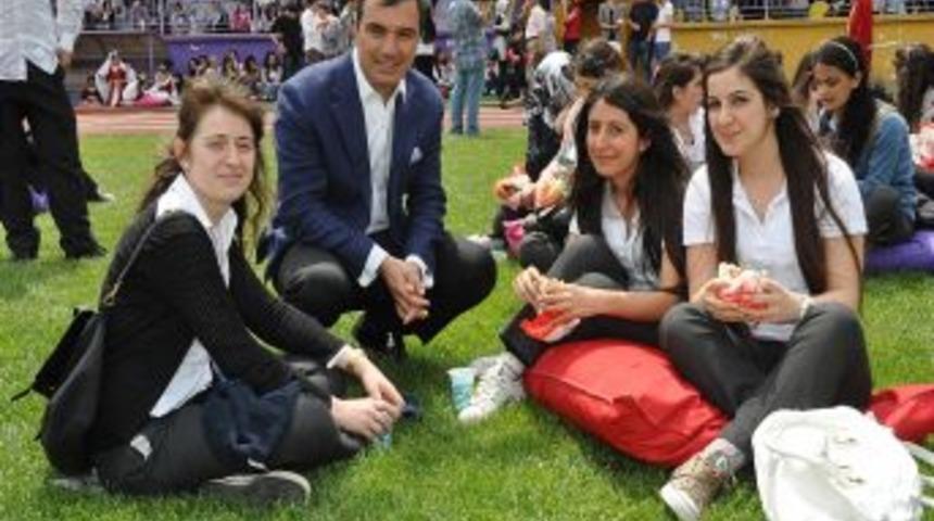 Hem Eğlendiler, Hem Har&ccedil;lıklarını Aldılar