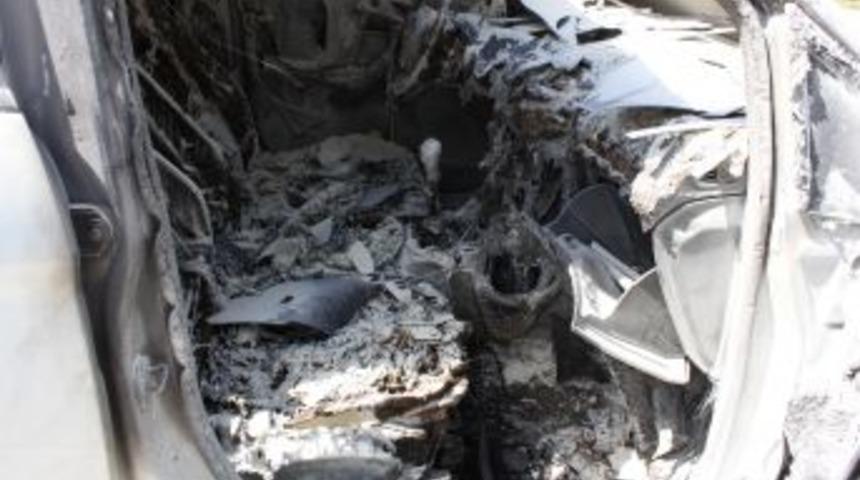 Polisten Ka&ccedil;an Uyuşturucu Tacirleri, Eroin Y&uuml;kl&uuml; Otomobili Ateşe Verdi