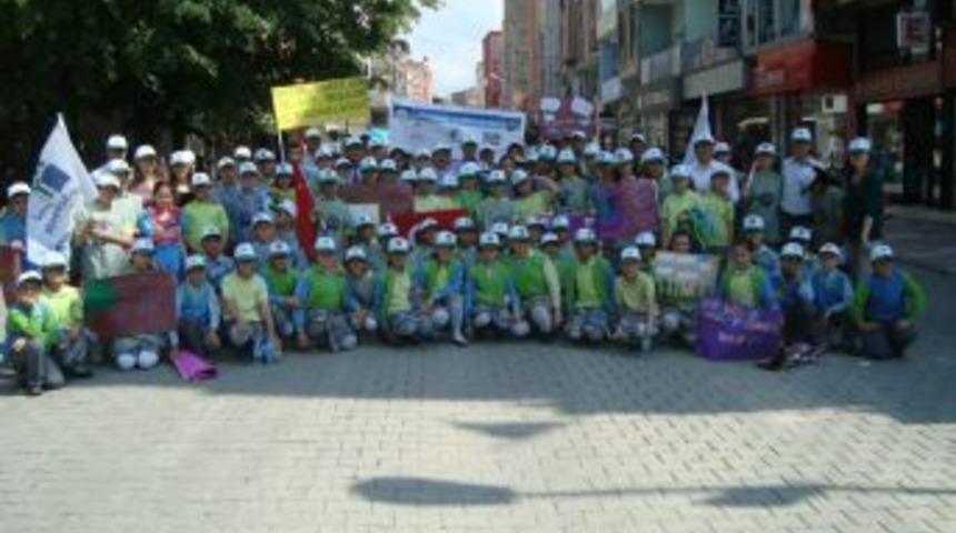 &Ouml;ğrenciler temiz &ccedil;evre i&ccedil;in y&uuml;r&uuml;d&uuml;