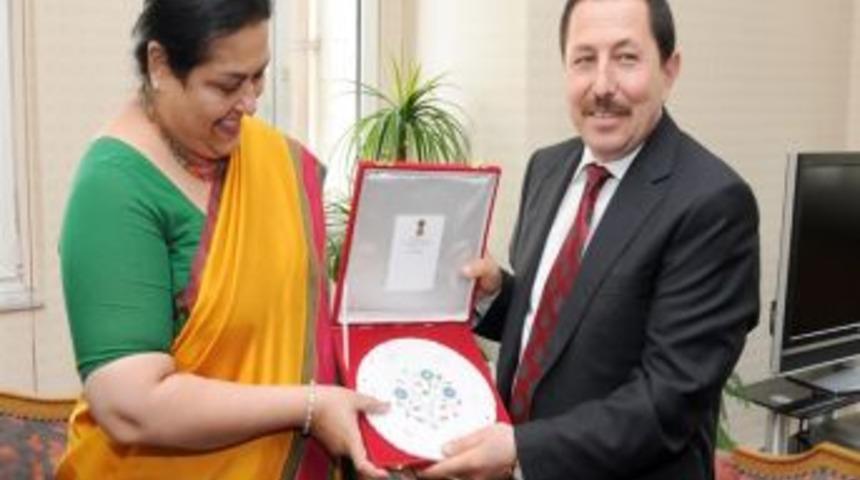 Hindistan B&uuml;y&uuml;kel&ccedil;isi Afyon'a Hayran Kaldı