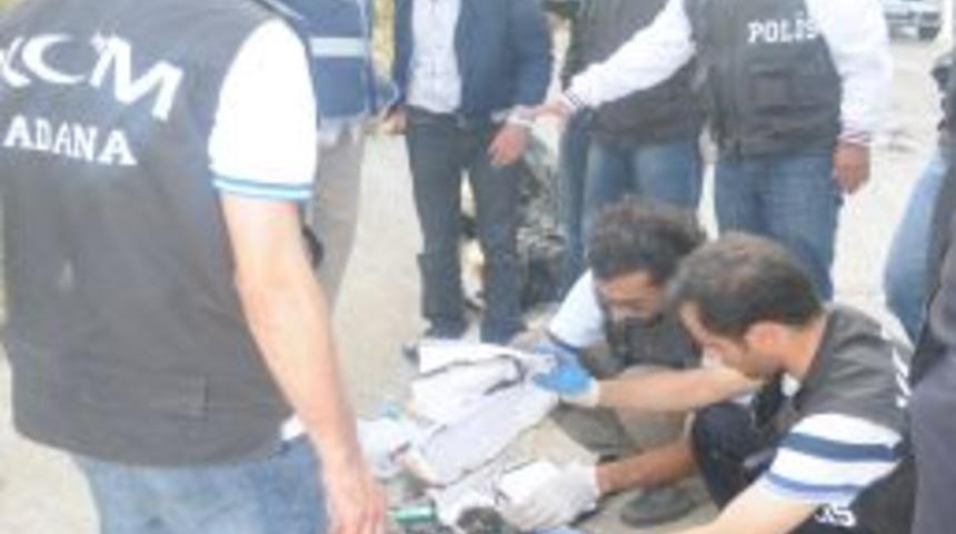 Polisten Ka&ccedil;an Uyuşturucu Tacirleri, Aracı Ateşe Verdi