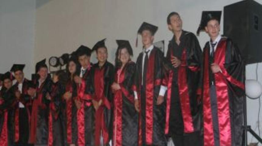 &Ouml;demiş Ticaret Lisesi &Ouml;ğrencilerinin Mezuniyet Sevinci