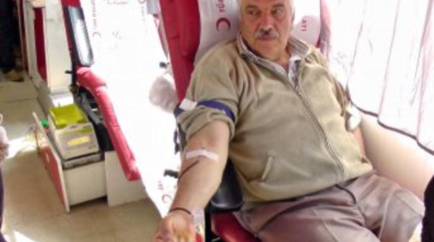 Ak&ccedil;akoca'da Kızılaya Kan Bağışı