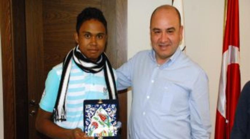 Madagaskar Işık Koleji &Ouml;ğrencileri Gediz Belediye Başkanı Saraoğlu'nu Ziyaret Etti