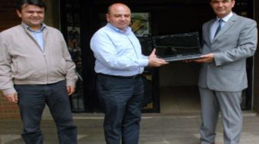 Gediz Belediye Başkanı Saraoğlu'ndan Eskigediz Fahrettin Altay İlk&ouml;ğretim Okulu'na Diz&uuml;st&uuml; Bilgisayar