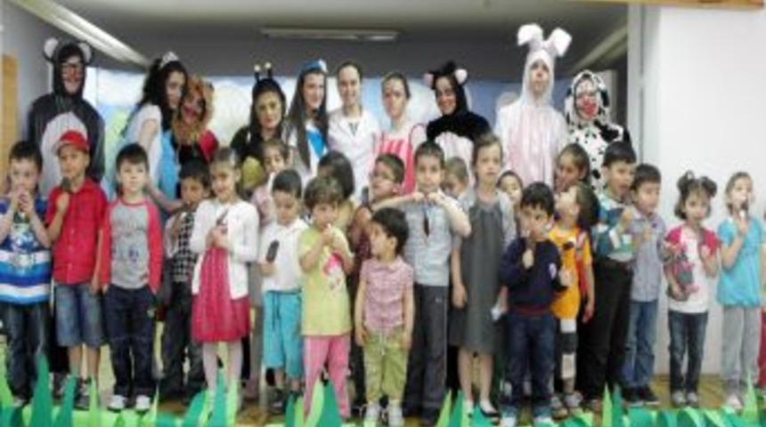 Liselilerin Tiyatro Grubu, Minikleri Eğlendirdi